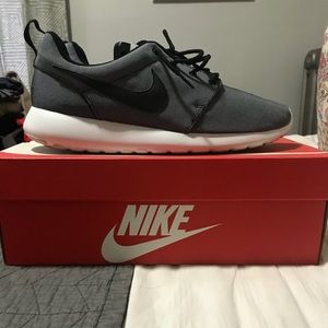 Black/wolf gray Nike roshe 1 premium